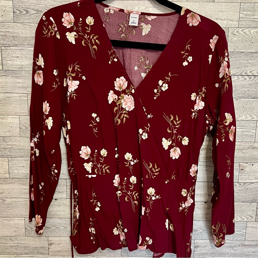 Old Navy Women's Medium Burgundy Floral Medium V-Neck Top Belted Peplum‎